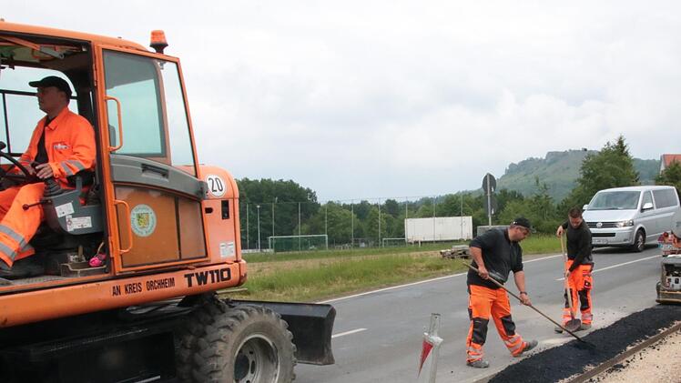Noch ist die Straße zwischen Wiesenthau und Schlaifhausen auf verengter Spur in beiden Richtungen befahrbar. Mit Beginn der Fahrbahnasphaltierung, die in den Sommerferien erfolgen soll, wird jedoch eine mehrtägige Vollsperrung notwendig.  Foto: Josef Hofbauer