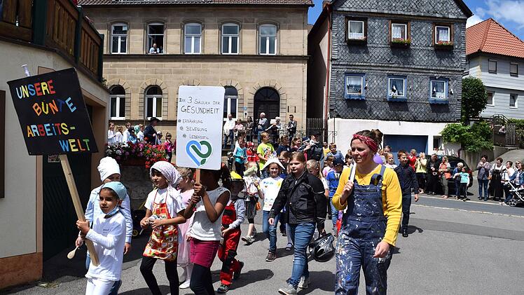 Die unterschiedlichsten Themenbereiche wurden von der Kindergarten- und Schulkindern aufgegriffen und mit entsprechenden Verkleidungen farbenpr&auml;chtig dargestellt. Foto: Dieter Radziej