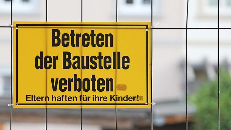 Baustellen über Baustellen: An vielen Schulen im Landkreis finden derzeit millionenschwere Baumaßnahmen statt. Fotos: Andreas Lösch