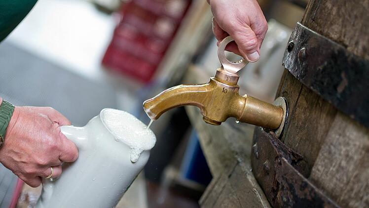 Bei der Erlangener Brauerei Kitzmann wird der Zapfhahn bald endgültig zugedreht: Die Brauerei stellt den Betrieb ein. Symbolbild: Daniel Karman/dpa