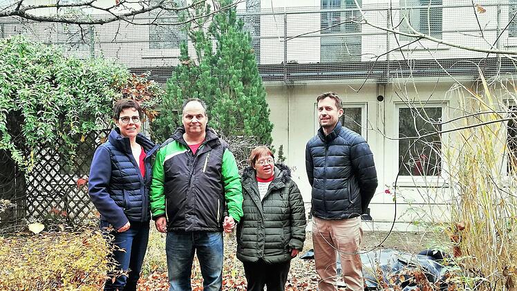 Monika Fella (links), Aufsichtsratsvorsitzende der Lebenshilfe Bad Kissingen, und Architekt Florian Göger (rechts) beim Besichtigungsrundgang mit Ehepaar Eberhard und Gabi Gürtler. Sigismund von Dobschütz