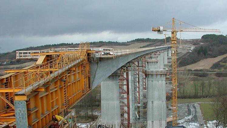 Lange her: Im Februar 2003 wurde die erste Fahrbahnseite der Lauertalbrücke fertiggestellt. Archiv/Thomas Malz
