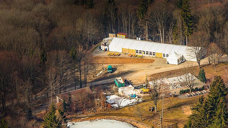 Die Arbeiten am Berghaus Rhön gehen weiter: Für diese Woche stehen Erdarbeiten an, im April sollen dann die Holz-Fertigteile geliefert und aufgebaut werden. Ingo Bäuerlein/Frankenair