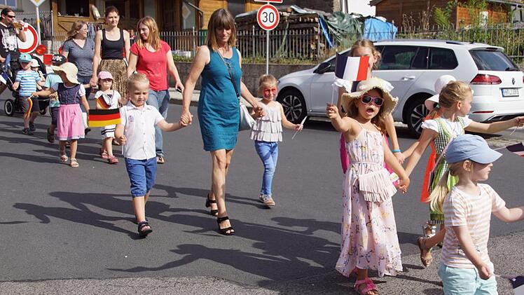 Mit Fähnchen in den deutschen und französischen Farben begleiteten die Kindergartenkinder den kleinen Festzug zum neuen Platz der Freundschaft.