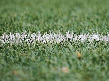 Eggolsheimer Sportplatz massiv besch&auml;digt: Unbekannte fahren "Donuts" in den Rasen