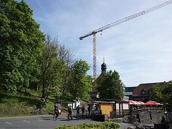 Der große Kran am Kloster prägt derzeit das Bild. Er ist aufgestellt worden, weil das Sakristeidach und die Wand zum Innenhof saniert werden müssen.  Fotos: Marion Eckert
