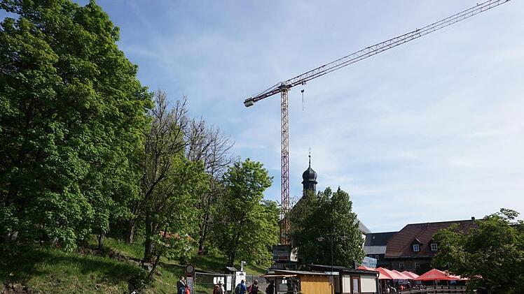 Der große Kran am Kloster prägt derzeit das Bild. Er ist aufgestellt worden, weil das Sakristeidach und die Wand zum Innenhof saniert werden müssen.  Fotos: Marion Eckert
