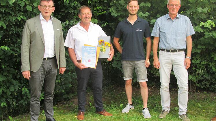 Verbandsvorsitzender Armin Warmuth (links) und Geschäftsleiter Burkhard Oschmann (rechts) verabschiedeten Abwassermeister Albrecht Leurer (2. von links) in den Ruhestand. Sein Nachfolger ist Johnny Heine (2. von rechts).