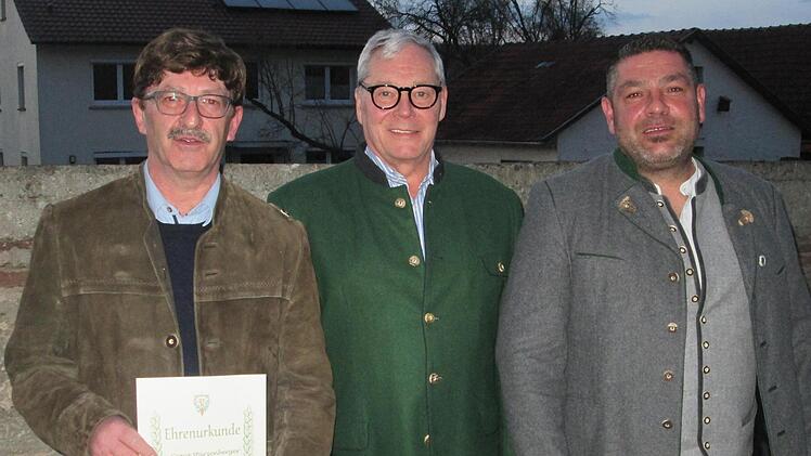 Für ihre besonderen Verdienste im Kreisvorstand zeichnet Enno Piening (Mitte) Klaus-Petr Koch (links) und Daniel Lohfink (rechts) mit dem bronzenen und silbernen Eichenkranz aus. Foto: Winfried Ehling