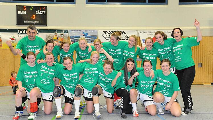 Als Meister zurück in der Bayernliga: Unser Bild zeigt (hinten, von links) Trainer Harun Tucovic, Karin Wehner, Franziska Thomas, Julia Albert, Manuela Schäfer, Stephanie Piske, Nadja Heer, Theresa Kleinhenz, Anna-Lena Peach und Christiana Schlotter (Abteilungsleiterin) sowie (vorne, von links) Carolin Annon, Claudia Pfleger, Lisa Wenzke, Nina Barnickel, Anna Kleinhenz, Anna Zimmer, Sabrina Kleinhenz und Verena Metz. Auf dem Bild fehlt Pia Kunzmann.