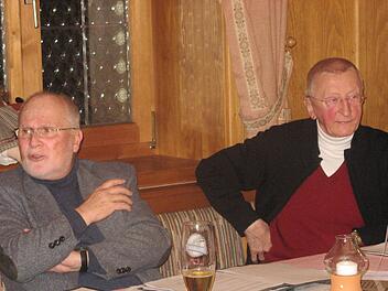 Der Vorsitzende des Vereins Kultur in Thurnau, Eberhard Beier (links) - hier auf einem Archivbild aus dem Jahr 2011 mit seinem Vorgänger Wolfgang Ziller, hat immer noch keinen Nachfolger gefunden. Foto: BR/Archiv