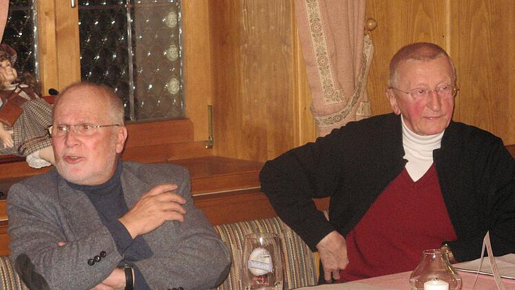 Der Vorsitzende des Vereins Kultur in Thurnau, Eberhard Beier (links) - hier auf einem Archivbild aus dem Jahr 2011 mit seinem Vorgänger Wolfgang Ziller, hat immer noch keinen Nachfolger gefunden. Foto: BR/Archiv