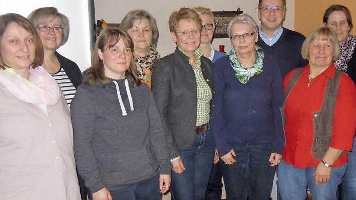 Der neue Vorstand der Garten- und Blumenfreunde (von links): stellvertretende Vorsitzende Doris Scheller, Sieglinde Escher, Andrea Grampp, Edith Herold, Birgit Kaiser, Franziska Leonhard-Auer, Kassiererin Reinhilde Kuchareschen, Vorsitzender Gerhard Albert, Margita Fleischmann und Silke Escher. Fotos: Karl Klippel