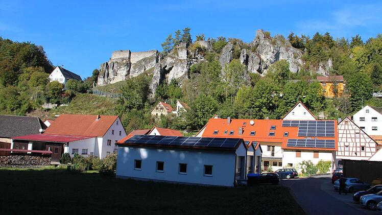 Der Hang unterhalb der Burg ist inzwischen mit einem Fangzaun gesichert.  Foto: Erich Kirsch