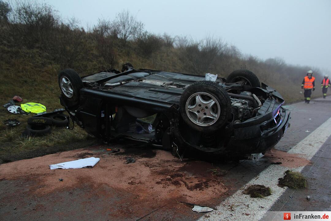 Pkw überschlägt sich auf der A71 - Zwei Personen schwer verletzt