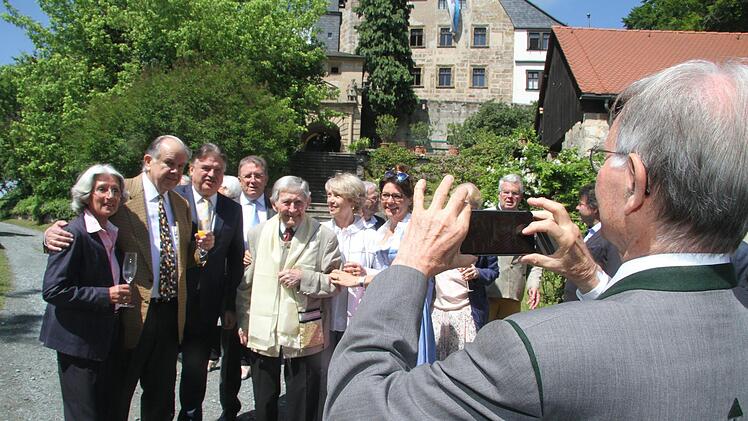 Unzählige Fotos wurden zum Jubeltag des beliebten oberfränkischen Barons geschossen .  Foto: Sonny Adam