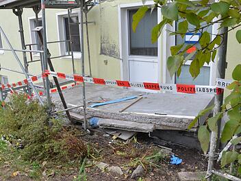 Die Betonplatte aus dem 1. Stock knickte ab und  drehte sich einmal um 180 Grad. Sie begrub den Arbeiter unter sich.Rainer Lutz