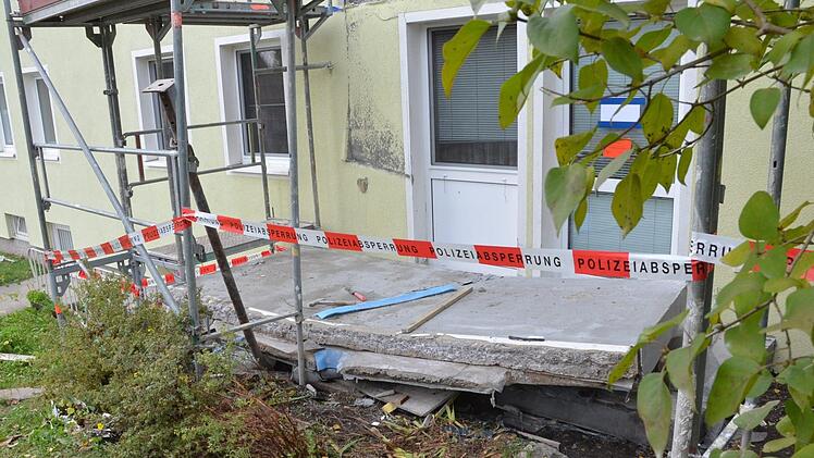Die Betonplatte aus dem 1. Stock knickte ab und  drehte sich einmal um 180 Grad. Sie begrub den Arbeiter unter sich.Rainer Lutz