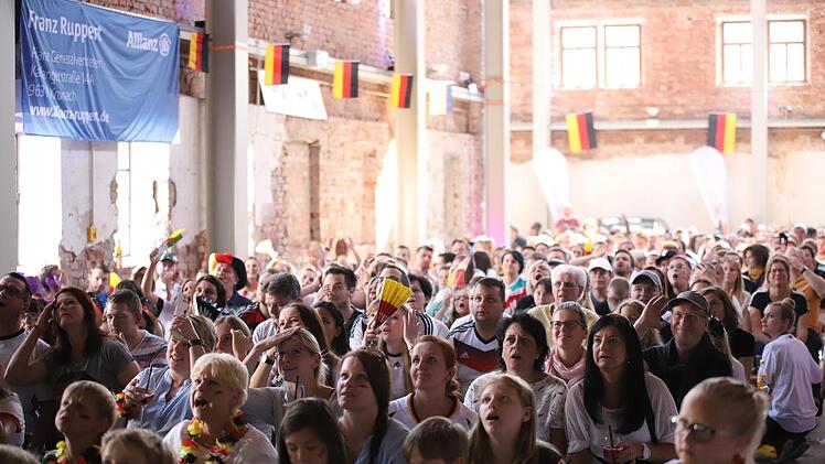 Von der frühen Anstoßzeit ließen sich die Zuschauer nicht abschrecken. Sie sorgten erneut für eine "volle Hütte" in der Kühnlenzpassage. Foto: Marian Hamacher