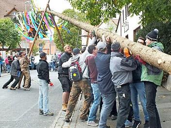 Beim Baumaufstellen helfen Jung und Alt zusammen. Foto: M. Welker
