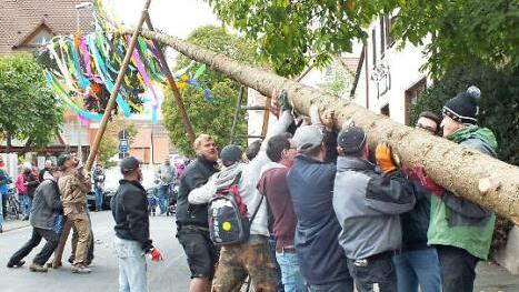 Beim Baumaufstellen helfen Jung und Alt zusammen. Foto: M. Welker