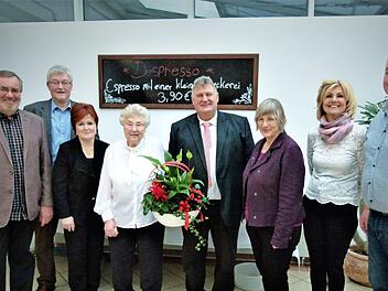 Unser Bild zeigt (von links) Peter Aßmann, Sohn Rudi Gumtow, stellvertretende Landrätin Christina Flauder, Jubilarin Waltraud Gumtow, Bürgermeister Gerhard Schneider, Pfarrerin Almut Weisensee, Tochter Heidi Steiner und Sohn Klaus Gumtow. Foto: Werner Reißaus