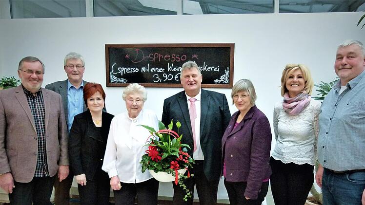 Unser Bild zeigt (von links) Peter Aßmann, Sohn Rudi Gumtow, stellvertretende Landrätin Christina Flauder, Jubilarin Waltraud Gumtow, Bürgermeister Gerhard Schneider, Pfarrerin Almut Weisensee, Tochter Heidi Steiner und Sohn Klaus Gumtow. Foto: Werner Reißaus