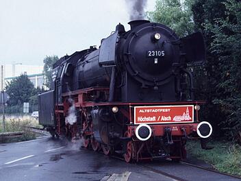Kurz vor dem Bahnhof querte die Bahnlinie in Höchstadt die Straße. Foto: Frank Riegler (Archiv)