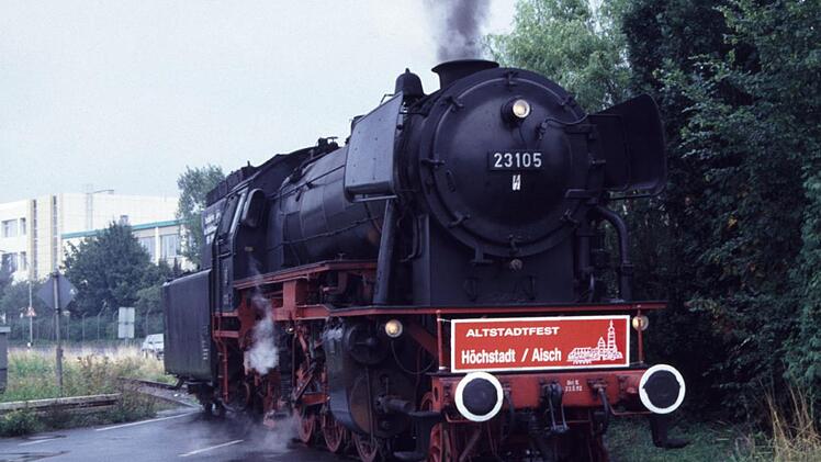 Kurz vor dem Bahnhof querte die Bahnlinie in Höchstadt die Straße. Foto: Frank Riegler (Archiv)