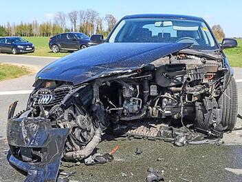 Der v&ouml;llig demolierte BMW