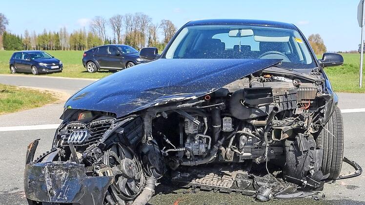 Der v&ouml;llig demolierte BMW