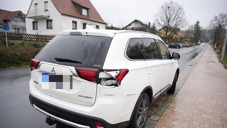 Auto im Kreis Bamberg von Zug erfasst - Bahn einfach übersehen?