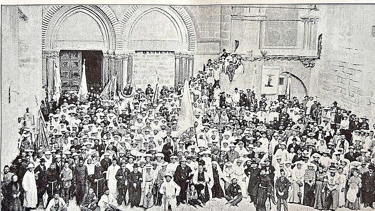 Eine der vielen Fotografien aus dem Buch &uuml;ber die Pilgerreise: Die Teilnehmer der ersten bayerischen Volkswallfahrt 1904 vor der Grabeskirche in Jerusalem. Unter den 538 Pilgern befand sich auch der Ebersbacher Bauer Johann Wagner. Quelle: Johann ...