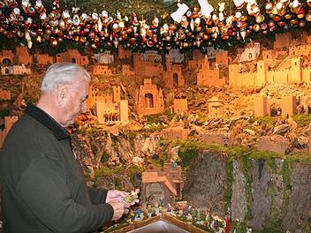 Karl Kraus aus Hetzles besitz eine Weihnachtskrippe im orientalischen Stil. Fotos: fra-press