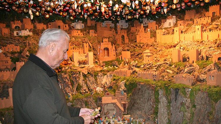 Karl Kraus aus Hetzles besitz eine Weihnachtskrippe im orientalischen Stil. Fotos: fra-press