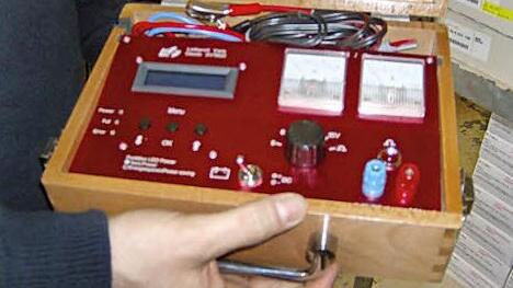 So sieht ein Ladehaltegerät für Oldtimer aus. Fotos: Petra Malbrich