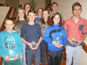 Die erfolgeichen Schwimmerinnen und Schwimmer (vorne von links): Moritz Werner, Alexander Amend, Rosana Gallella und Jonathan Baer, (mittlere Reihe von links) Leonie Hagel und Judith Baer sowie (hinten von links) Anna Neubauer, Maike Werner und Johannes Fischer. Foto: Dietz
