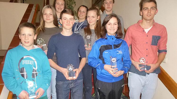 Die erfolgeichen Schwimmerinnen und Schwimmer (vorne von links): Moritz Werner, Alexander Amend, Rosana Gallella und Jonathan Baer, (mittlere Reihe von links) Leonie Hagel und Judith Baer sowie (hinten von links) Anna Neubauer, Maike Werner und Johannes Fischer. Foto: Dietz