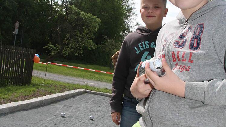 Die Boulebahn ist auch für größere Kinder, für Jugendliche und Erwachsene ein echter Spaß.