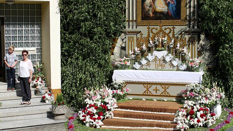 Einen wunderbaren Altar hatte Hermann Zeuß mit seinen Helfern am Höhenweg geformt.  Foto: Michael Wunder