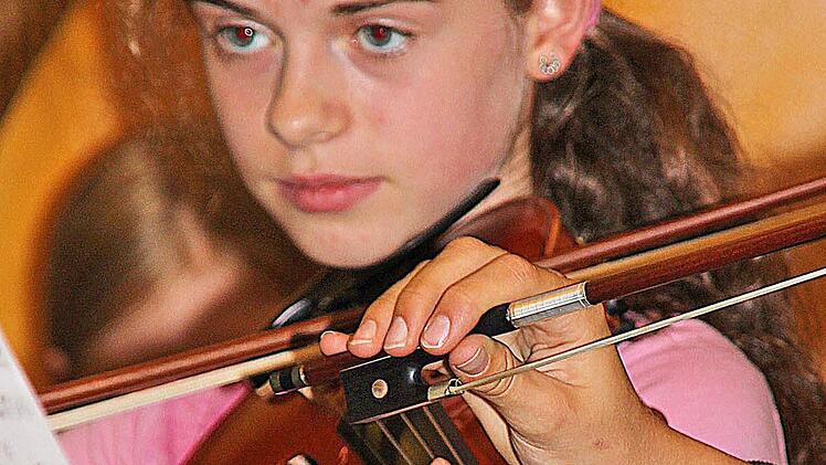 Die Schüler des Philipp-Schönborn-Gymnasiums Münnerstadt begeisterten bei ihrem Sommerkonzert mit Musik und Gesang. Foto: Dieter Britz