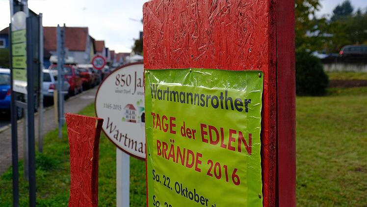 Die Tage der Edlen Brände haben am Wochenende Schnaps-Liebhaber nach Wartmannsroth gelockt. Brenner präsentieren sich und ihre Höfe. Besucher können Produkte verkosten und hinter die Kulissen der Betriebe blicken. Foto: Gerd Schaar
