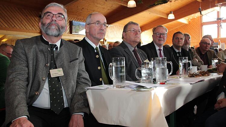 Die Vertreter aus Politik und Forstwirtschaft