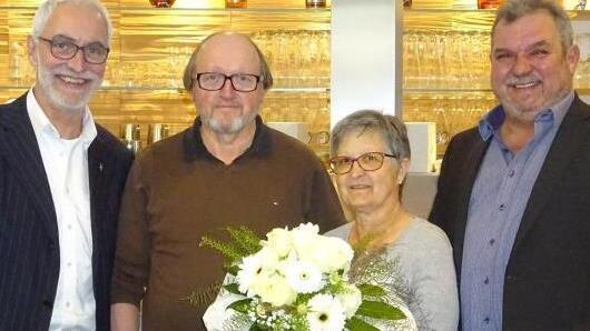Golfclub-Pr&auml;sident Dr. Roland K&ouml;th (links) begr&uuml;&szlig;t die neue P&auml;chter Roland und Sonja Zink. Rechts Vizepr&auml;sident Volker Mauer.  Foto: Anton Then