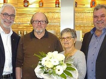 Golfclub-Präsident Dr. Roland Köth (links) begrüßt die neue Pächter Roland und Sonja Zink. Rechts Vizepräsident Volker Mauer.  Foto: Anton Then