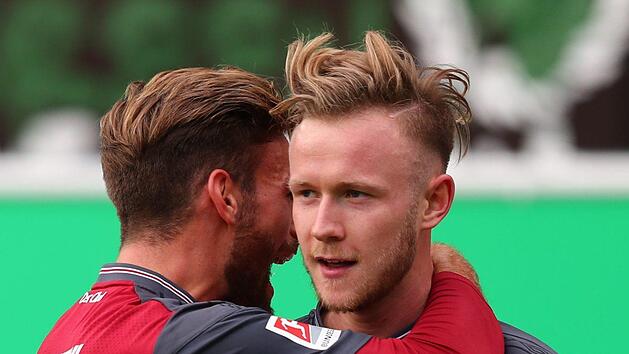 Der N&uuml;rnberger Cedric Teuchert (r) jubelt mit seinem Kollegen Enrico Valentini &uuml;ber seinen Treffer zum 0:2 im Frankenderby. Foto: Daniel Karmann/dpa