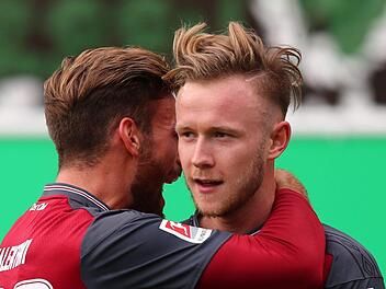 Der Nürnberger Cedric Teuchert (r) jubelt mit seinem Kollegen Enrico Valentini über seinen Treffer zum 0:2 im Frankenderby. Foto: Daniel Karmann/dpa