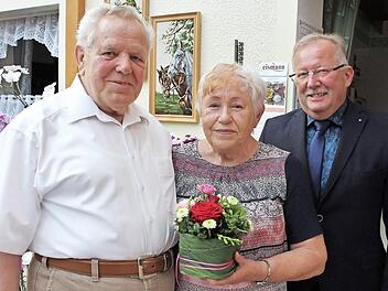Friedrich und Ingrid Kalb bekamen Besuch von Bürgermeister Gleitsmann. Foto: Evi Seeger
