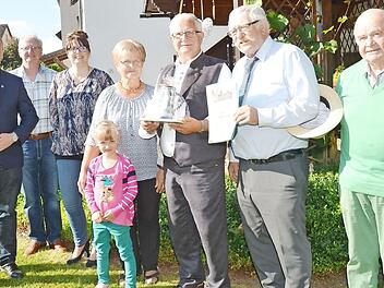 Großes Gratulationscours und Ehrung für Bernhard Zipfel zum 75. Geburtstag (von links) Bürgermeister Thomas Löffler, Werner Stalph (Schriftführer Sängergruppe Frankenwald), Jeanette Heyder (stellvertretende Vorsitzende Sängergruppe Frankenwald), Amely Löffler (vorne), Rosamunde (Ehefrau) und Bernhard Zipfel, Friedrich Fricke (stellvertretender Vorsitzender Sängergruppe Frankenwald, Walter Klose (Ehrengruppenchorleiter Sängergruppe Frankenwald).  Foto: Karl-Heinz Hofmann