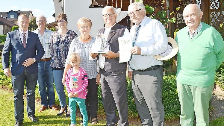 Großes Gratulationscours und Ehrung für Bernhard Zipfel zum 75. Geburtstag (von links) Bürgermeister Thomas Löffler, Werner Stalph (Schriftführer Sängergruppe Frankenwald), Jeanette Heyder (stellvertretende Vorsitzende Sängergruppe Frankenwald), Amely Löffler (vorne), Rosamunde (Ehefrau) und Bernhard Zipfel, Friedrich Fricke (stellvertretender Vorsitzender Sängergruppe Frankenwald, Walter Klose (Ehrengruppenchorleiter Sängergruppe Frankenwald).  Foto: Karl-Heinz Hofmann